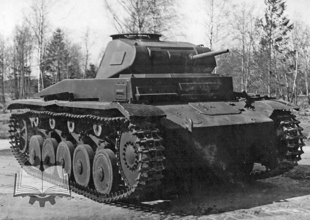 Машина безошибочно определяется спереди. Подбашенная коробка у нее другая.