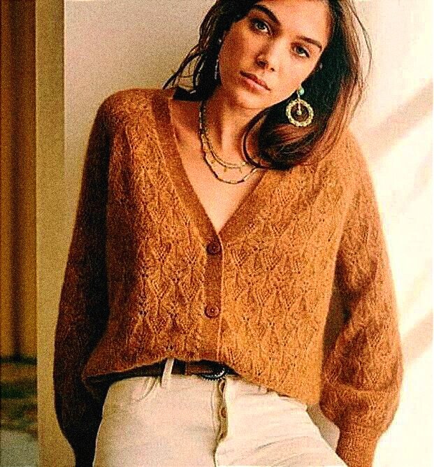 Узор из японских книг; горловина достаточно глубокая, модель в стиле оверсайз, рукава с прямой проймой, фото из интернета