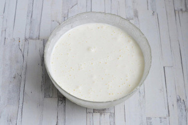 ШАГ 2:
Яйца взбейте миксером до появления легкой пены. Затем постепенно небольшими порциями всыпьте сахар и продолжайте взбивать до получения пышной массы в течение 3-5 минут. Чтобы проверить, как взбились яйца, проведите лопаткой линию по массе. Если след держится 1-2 секунды, значит яйца взбиты до нужной консистенции. Если след мгновенно исчезает, нужно продолжить взбивание. При этом важно не перевзбить яйца - на поверхности должны быть мелкие пузырьки.