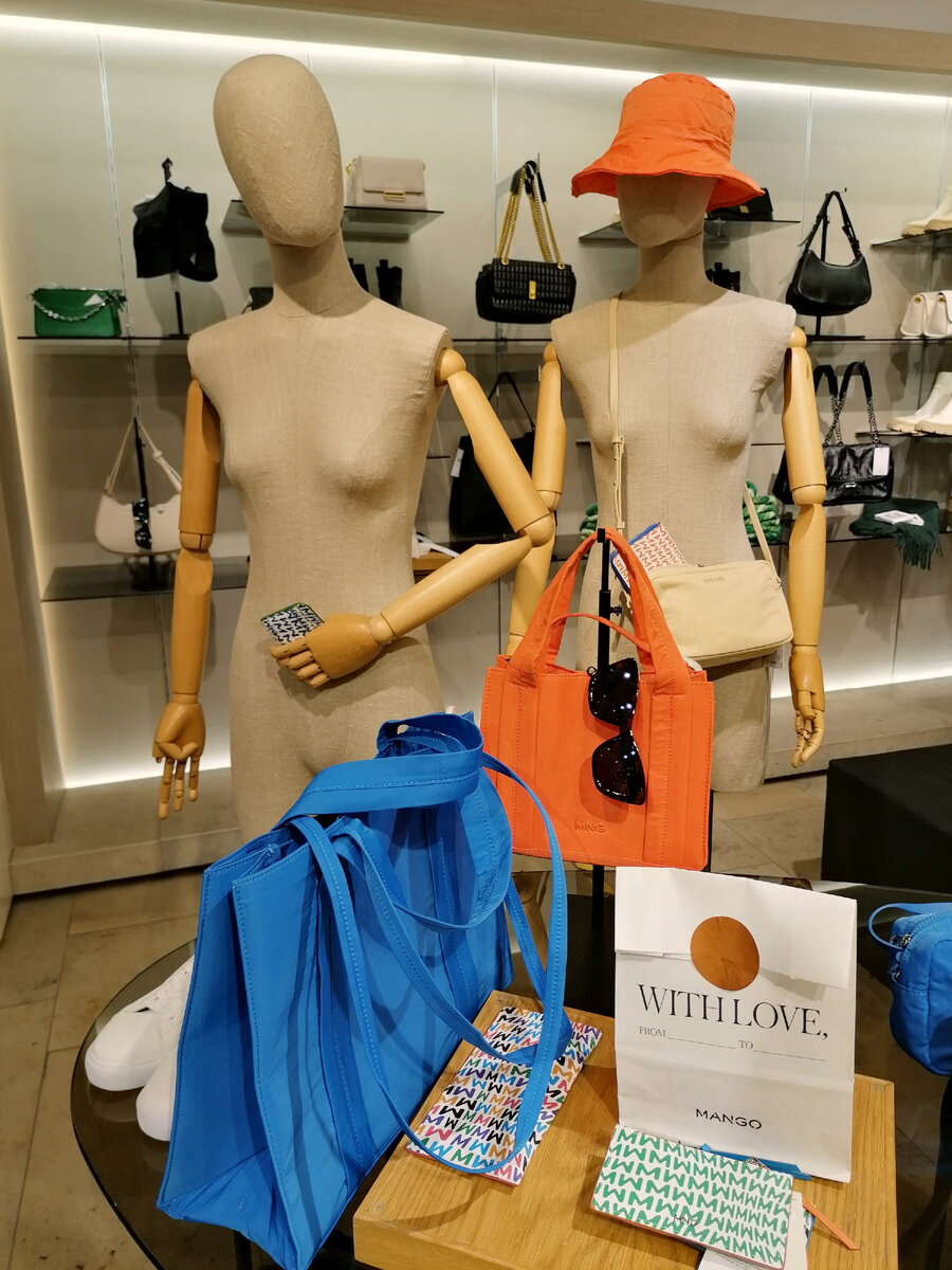 Зато вот таких интересных барышнень встретила в Mango :)