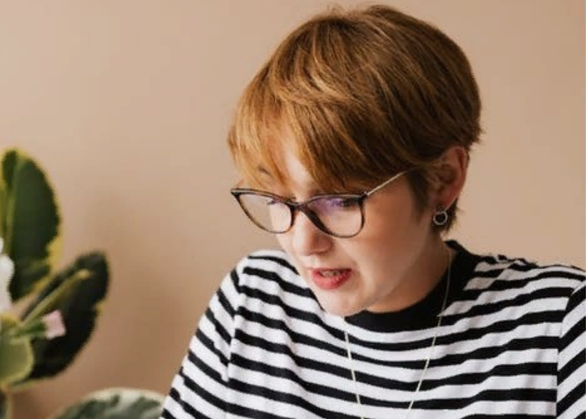 Женщина задает вопросы. Фото с фотостока.