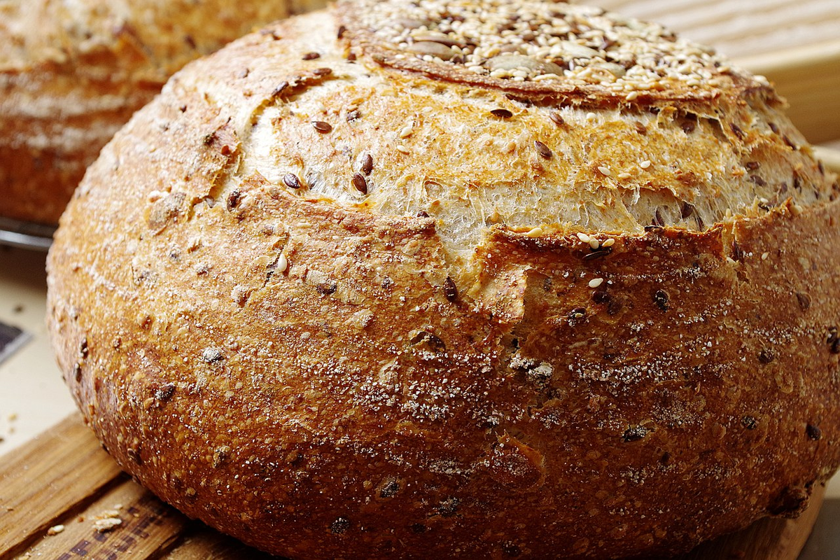 Дрожжевое цельнозерновой тесто. Хлеб пшеничный цельнозерновой. Хлеб из цельнозерновой муки в духовке. Чурек цельнозерновой. Пшенично-ржаной хлеб.