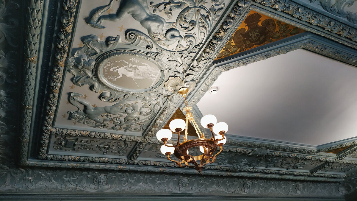 Фрагмент потолка Классического зала. Все фото автора статьи.