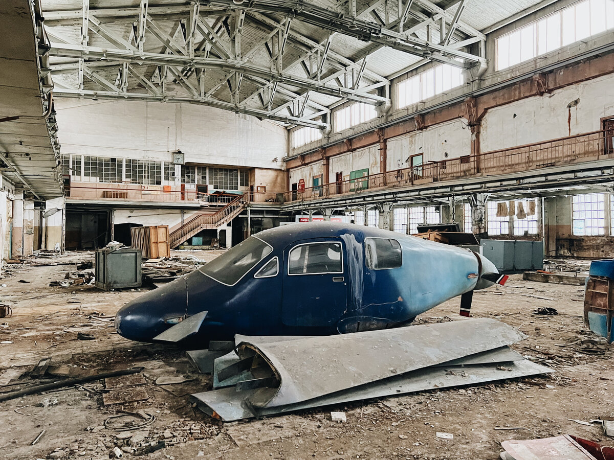 В цеху 1930 года постройки лежит макет легкого самолета. Похоже, что это единственное воздушное судно, оставшееся на территории завода. 