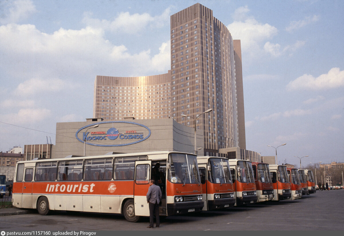 Гостиница "Космос". Вид со стороны улицы Космонавтов, 1980-1981. С сайта www.pastvu.com.