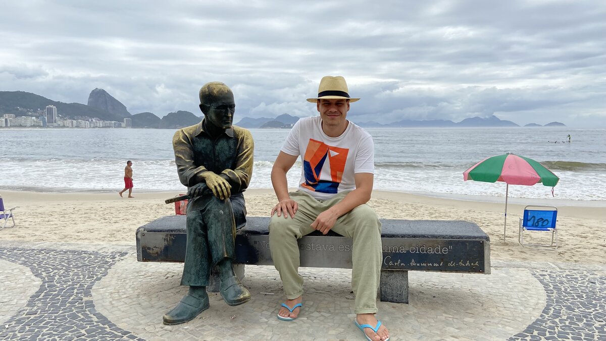 Карлос Друммонд де Андраде позволил присесть рядом с ним на пляже Копакабана
