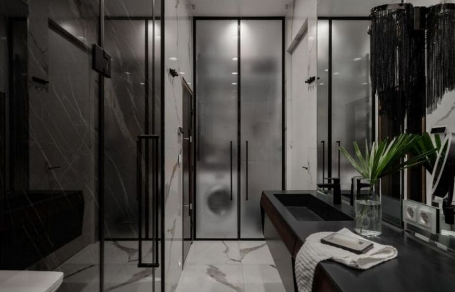 Ванная комната с черными деталями