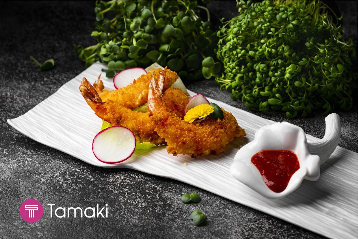 Пример подачи креветок в сухарях Панко Tamaki на плоском блюде 