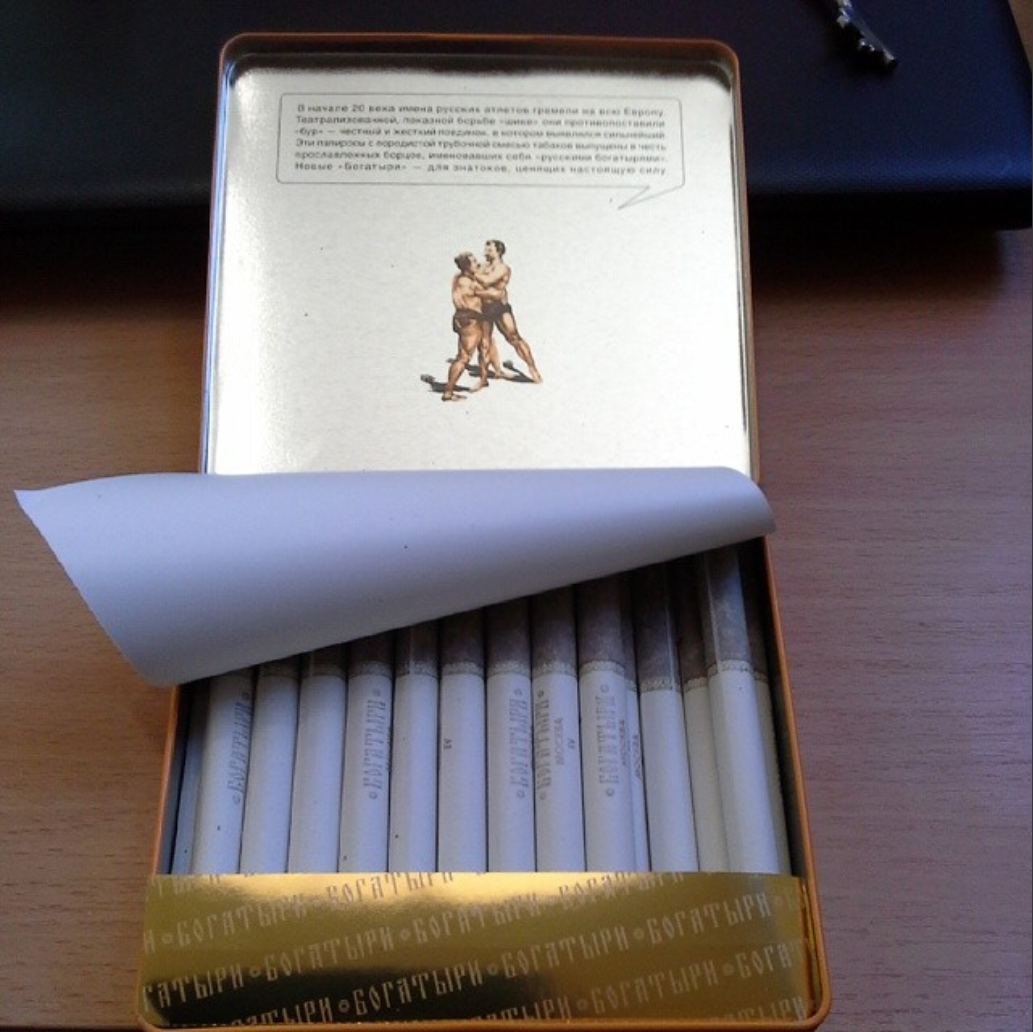 Металлическая пачка с папиросами