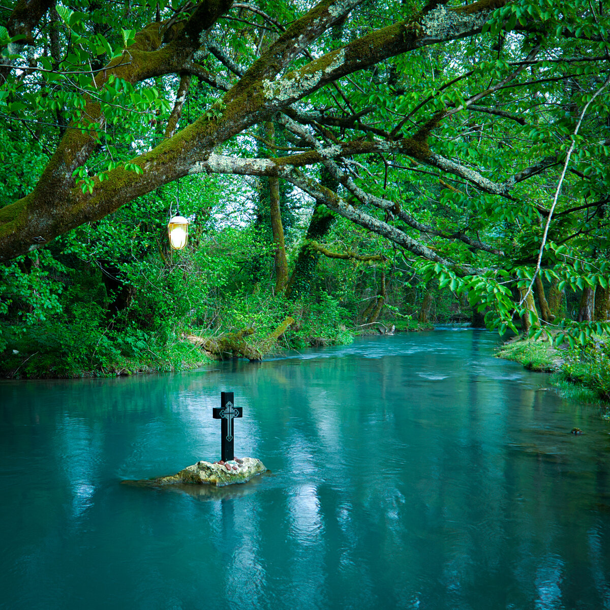 Святой источник неподалеку от Каманского монастыря, Республика Абхазия.