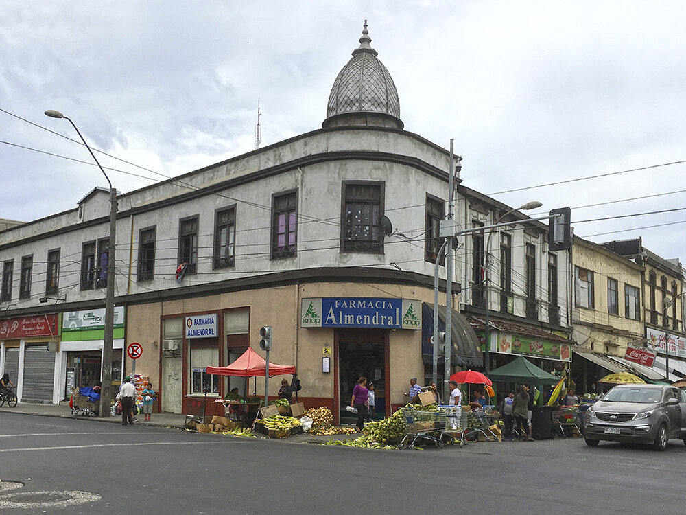 Улицы Вальпараисо. Фото автора. Листайте галерею, чтобы увидеть больше