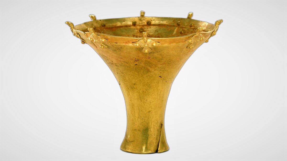Бокал из электрума (сплава серебра с золотом), высота 12 см. Бактрия-Маргиана, конец 3 тыс. до н.э. © Метрополитен -музей, Нью-Йорк