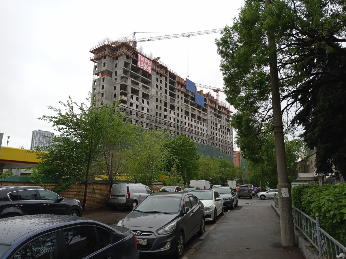 2. Нам в эту подворотню! Человейники уже нависают над городом