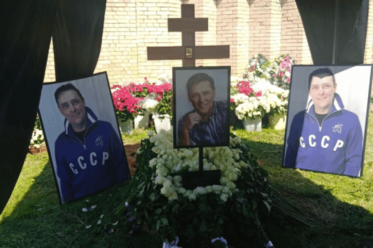 Рядом с кем похоронили ширвиндта. Могила Юры Шатунова на Троекуровском. Похороны Юры Шатунова 2022. Шатунова могила 2022.
