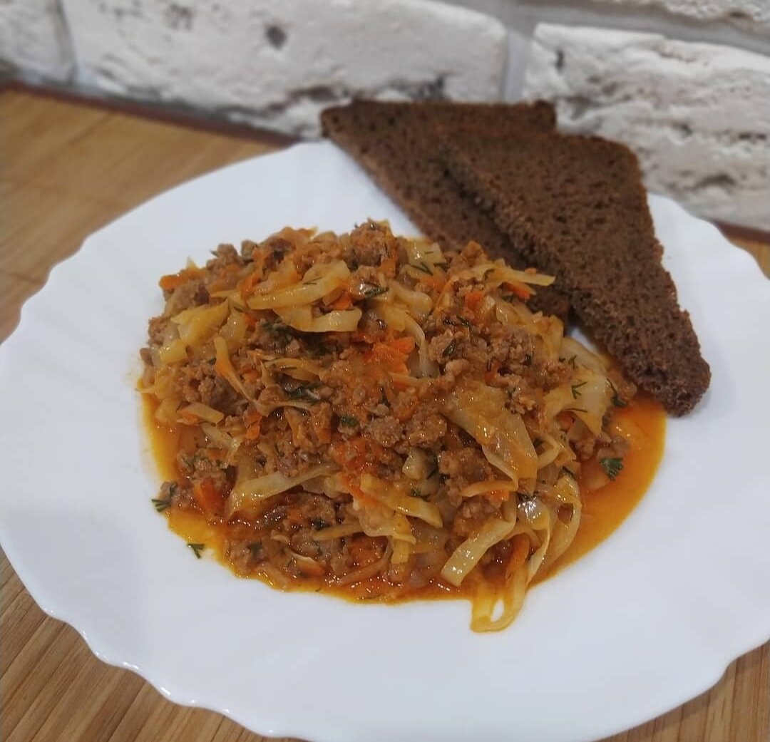 Очень ленивые голубцы 🍽️
500 гр фарш ( у меня говядина+свинина)
1 шт репчатый лук
1 шт морковь
3 зубчика чеснока
500 гр капуста
200 мл вода
2 столовые ложки сметана
1 столовая ложка томатная паста
Соль, перец, зелень по вкусу
На растительном масле обжарить репчатый лук, морковь и фарш, немного посолить и поперчить. Далее добавляем нашинкованную капусту, перемешиваем и тушим под крышкой на среднем огне переодически помешивая минут 15 . В воде смешать томатную пасту, сметану, зелень и мелко нарезанный чеснок. Добавить соус в капусту, посолить по вкусу и тушить до готовности . 

Классические голубцы домашние не едят ( капусту видите ли они не любят тушёную), ленивые в виде котлет им тоже не заходят. А вот этот вариант прям на ура уходит.