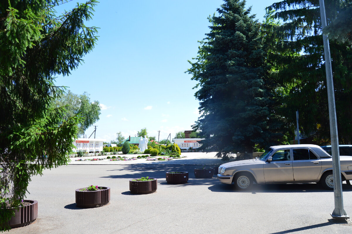 Фото автора. Станица. У правления агрофирмы.