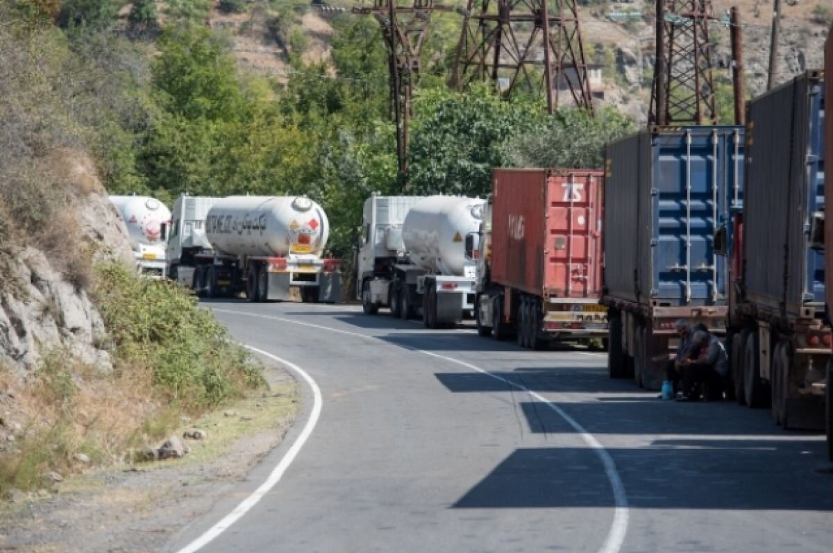    Очереди из фур скопились с латвийской стороны на границе с Россией