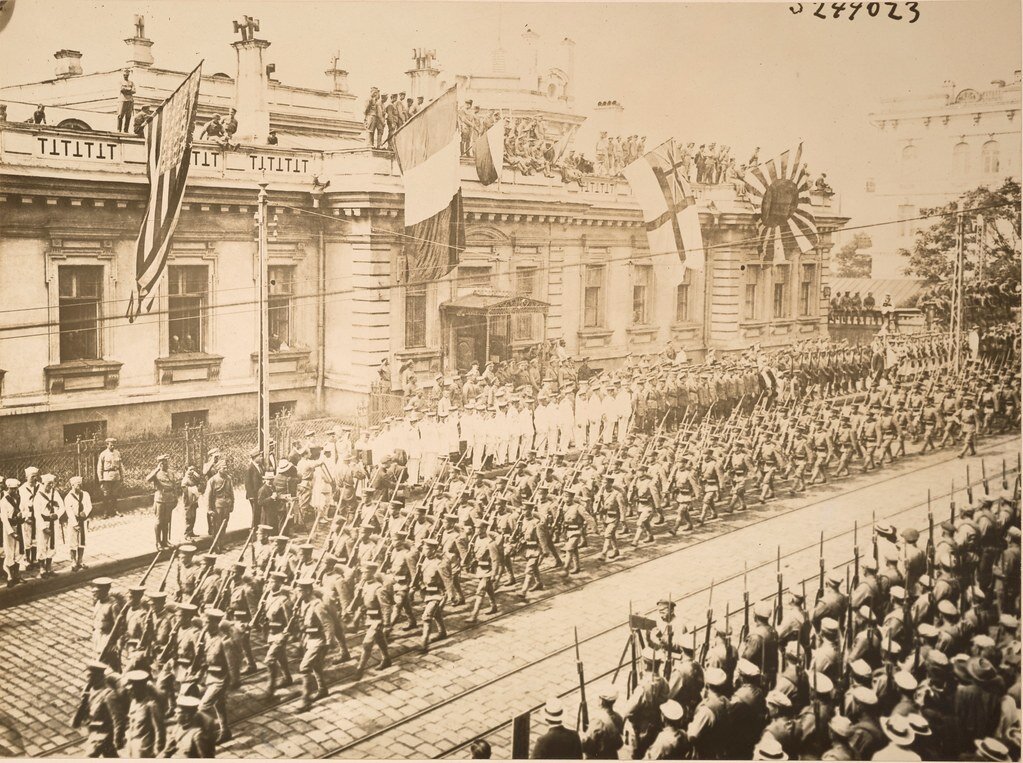 Японская императорская армия марширует по улице Светланской. Владивосток. 1918-1920 гг. Яндекс. Картинки.