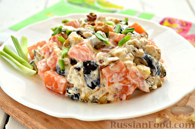 баклажан, помидоры, орехи грецкие, масло растительное, чеснок, майонез, соль, перец чёрный молотый, зелень