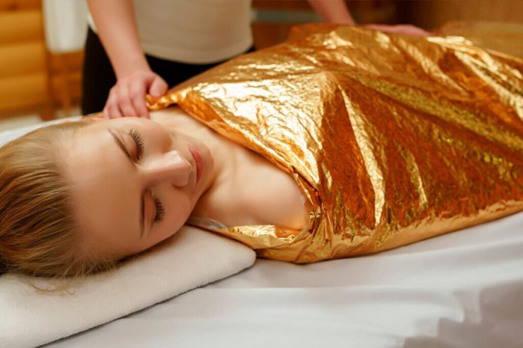 источник фото: https://academybeauty.ru/news/kosmetologiya/obyertyvaniya-goryachie-i-kholodnye/