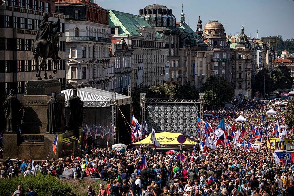     3 сентября в Праге люди вышли на 100-тысячный митинг. Фото: MARTIN DIVISEK/ТАСС