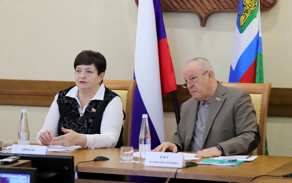 Любовь Киреева и Вадим Клет (Фото: пресс-служба Белгородской областной Думы)