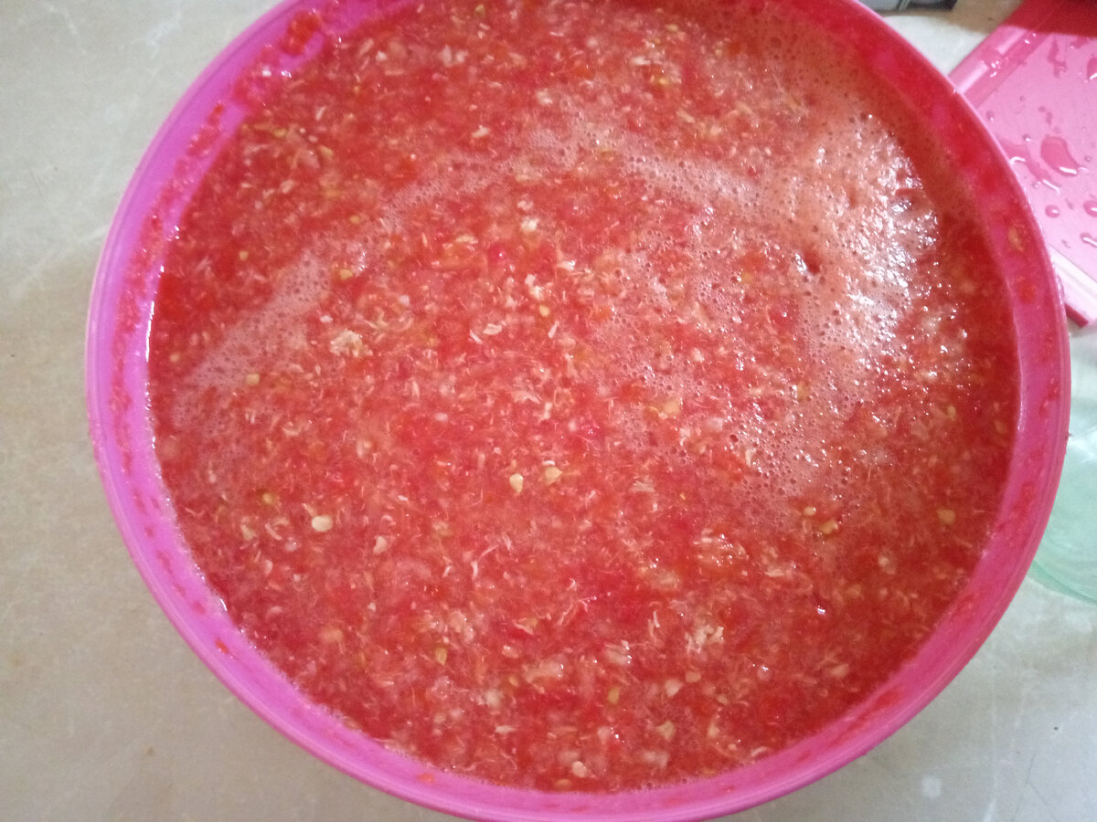 Помидоры и перец через мясорубку. 