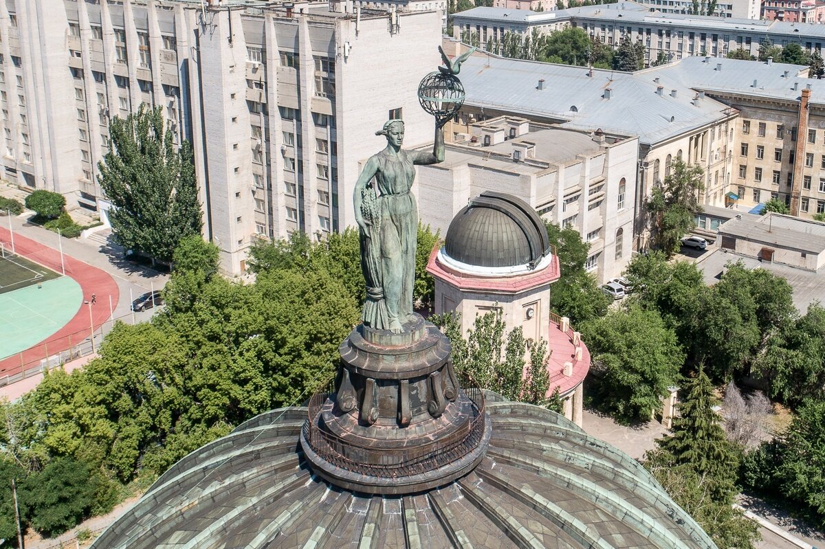 Скульптурная группа «Мир» на Волгоградском планетарии