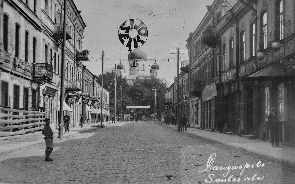 Петербургская улица. На растяжке видна рекламная вывеска кинотеатра. Вход справа.