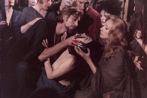 Кадр из фильма "Все оттенки тьмы" (1972)