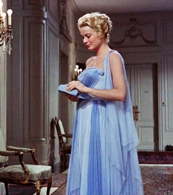 Двойная жизнь принцессы 100. Грейс Келли поймать вора голубое платье. Грейс Келли в голубом платье, 1955 г. 8. Грейс Келли голубое платье.