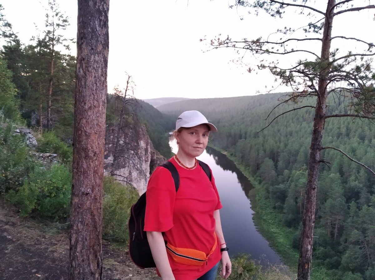 Это я - Алена - автор канала. Фото из нашего путешествия на Айские притесы