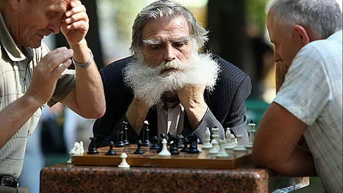 Дедушка играет футбол. Дед играет в шахматы. Дедушка с шахматами. Дед играющий в шахматы. Старики играют в шахматы.