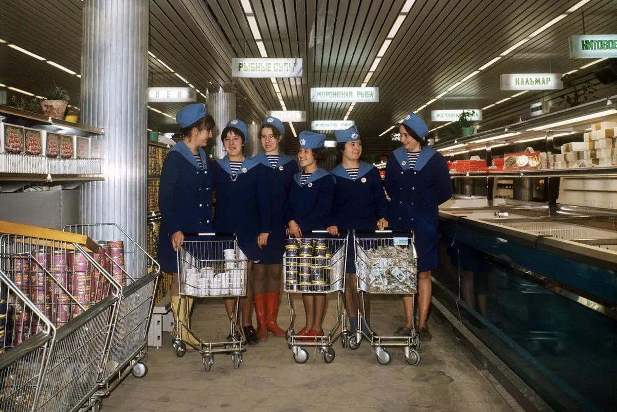 Работницы магазинной сети "Океан" в 1976 году ждут своих женихов в Ленинграде