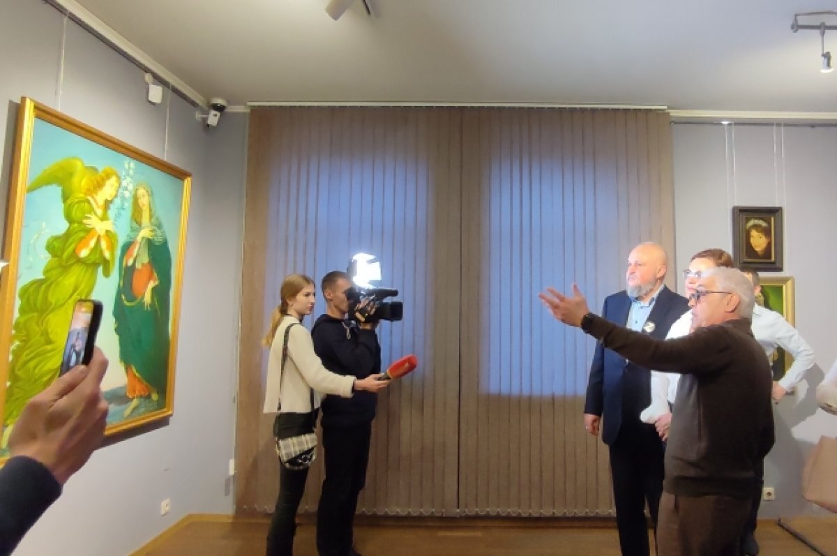    Константин Дверин провёл экскурсию по своим картинам на открытии выставки.