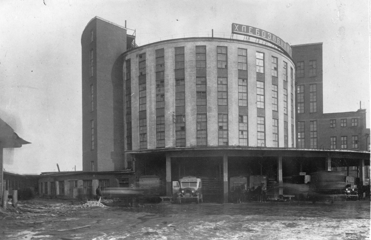    Историческое здание Хлебозавода имени Зотова было построено в 1931 году — это первый из пяти реализованных в СССР кольцевых хлебозаводов-автоматов системы инженера Георгия Марсакова. Здание по своей архитектуре стало настоящим манифестом конструктивизма