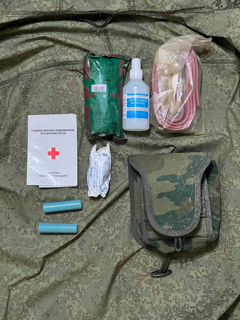 Пример стоковой аптечки ВС РФ. По идее там еще должны быть таблетки для обеззараживания воды, но мне она досталась с батарейками вместо них 😅, а хлоргексидин я вообще туда сам докупал. 