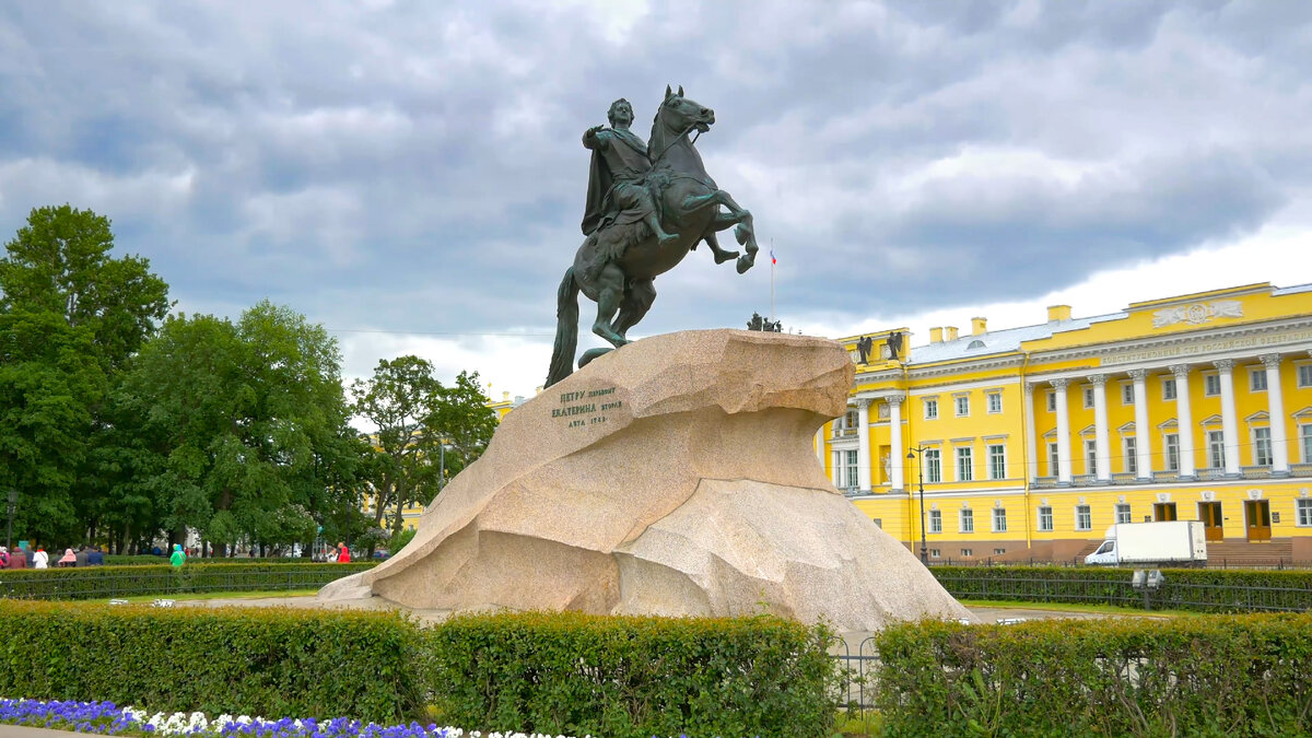 Памятник Петру I на Сенатской площади в Санкт-Петербурге.