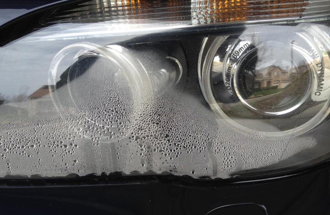 Запотевание передней левой фары БМВ