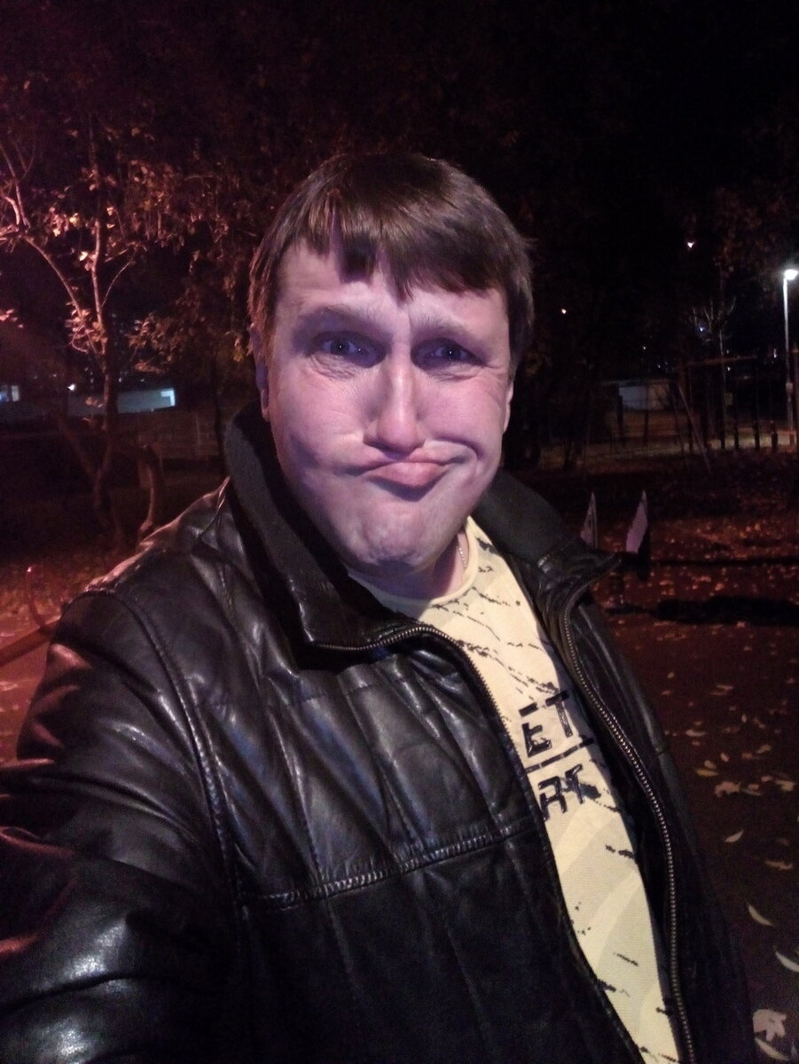  Какие вам ещё эмоции подкинуть?))) Кисло-сладкое выражение лица - идеальное сочетание всех жизненных проблем вперемешку с хорошим настроением. Покажите мне взрослого человека, у которого нет совершенно никаких проблем? Возможно такое есть))) Но чаще всего, что-то обязательно висит на шее взрослого человека или внутри у него. Но вот на вопрос "Как дела?" он скорее всего ответит Нормас, Нормалёк, или хотя бы скромное Всё хорошо! Просто любой ответственный за чью-то жизнь человек понимает, что передача любой информации, в которой содержится проблема или груз плохого настроения, - это не есть хороший способ облегчить свою жизнь. Да, кратковременно, возможно, так можно освободиться от груза, но постоянная передача отрицательной информации друзьям и знакомым автоматически в их глазах превращает вас в некого страдальца, которого нужно пожалеть. Нужна ли вам такая форма существования или общения? Вряд ли. Поэтому улыбка на лице в большей степени сделает вас довольным и счастливым и ваше же окружение тоже будет вам скорее улыбаться, чем знать и говорить о том, что у вас какие-то проблемы. Про себя вкратце расскажу без подробностей и деталей: я в основном как-то автоматически и по воле души отвечал людям, что у меня всё супер и лучше всех и как-то до сих пор я так и отвечаю, да меня это норма такая передачи внутреннего покоя и удовлетворения, передряги никого не должны волновать. Но вот в один какой-то "прекрасный" момент я зачем-то решил рассказать какую-то часть своих проблем. И вот во что это вылилось: эта группа людей (ну пусть 5 человек, которые спрашивали Как у меня дела? и которым я рассказал проблему) при встрече с неподдельным любопытством начали буквально выжимать детали и подробности моей проблемы. Это жесть, я вам скажу. Да, ты уже успокоился, сжился с проблемой, потихоньку её решаешь, так как тебе самому удобно и комфортно, но в глазах этих людей ты остаешься на долгое время страдалец и любая встреча - это сразу же вопрос на уже их больную тему (а мне уже совершенно не хочется на неё говорить) "Ну как там?", "Как там протекает?", "Как там проходит процесс ("твоих страданий" блин)?", "Ну расскажи подробности!" То есть, не будь больной темы - не будет такое количество этих ужасных соучастников. Так что: улыбайтесь, не смотря ни на что, говорите только о хорошем или допустим разные нелепые, глупые, смешные одновременно случаи и будьте очень аккуратны в рассказах о больном и сокровенном. Дам такой современный совет, которым многие и так пользуются - это типа "Гугль в помощь", обратитесь к железке под названием компьютер с выходом в интернет и тоже очень аккуратно, без глупых поспешных выводов, ищите решения на очень много вопросов.
Вообще делиться личными внутренними проблемами и переживаниями дело такое себе, здесь либо надо быть реально нытиком и страдальцем, который не может жить без того, чтоб рассказать всё своё наболевшее, либо иметь очень надёжных друзей и даже среди друзей тоже должен быть произведен отбор, кому можно рассказать, а кому нельзя. И тогда ваша душа будет находится в определенной безопасности от лишних никому не нужных переживаний и тем более страданий))
Что касается отношений (вдогонку к тому что можно говорить), личных сокровенных интимных (не только секса) тем, - здесь работает тот же закон и даже иногда вдвойне: здесь ещё будет труднее найти понятливого собеседника, который именно так как вам хочется будет понимать весь смысл ваших личных рассказов. Поэтому с сокровенным (на то оно и сокровенное) лучше вообще не рисковать с тем, чтобы кому-то передать, даже если это груз и вы как-то частично хотите его скинуть. Знаете, своя ноша она на то и своя ноша, что со временем она не ощущается - лучше потерпеть какое-то (пусть даже долгое) время, привыкнуть к ней и её как-будто уже и нет. Поверьте. Люди бывают разные, благодарные, неблагодарные, какие угодно, но с точным пониманием того, что у вас внутри, мало у кого хорошо. Мы просто действительно очень сильно разные и гамма "внутренних красок" у нас очень сильно отличается одна от другой. Взаимодействие друг с другом и беседы, конечно же, необходимы и даже может быть попытки излить душу, возможно, тоже необходимы, Но старайтесь подходить к этому очень из далека, не будьте наивными и уверенными, что вас поймут так как надо.
Оставайтесь сами собой, это наша привилегия и уникальность, помимо внешнего мира и контактом с ним, ищите гармонию внутри себя, варитесь внутри себя, пока не будет нужного результата, ничего в этом страшного и удивительного нет, копите свой большой опыт и вы будете сильным человеком, которому не надо будет бежать за помощью при малейшем дискомфорте!
Дмитрий Савцев (Будьте сильными!)😎😃