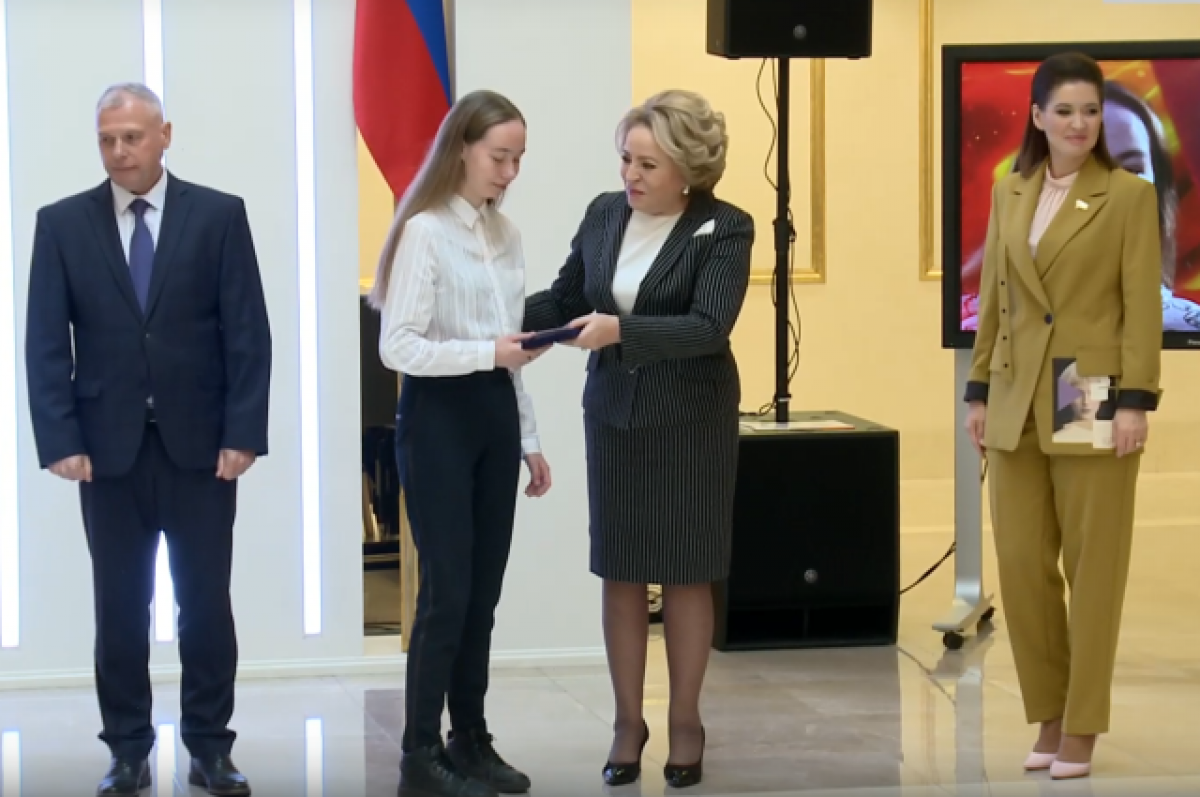    Совфед наградил 15-летнюю челябинку за спасение выпавшего из окна ребенка