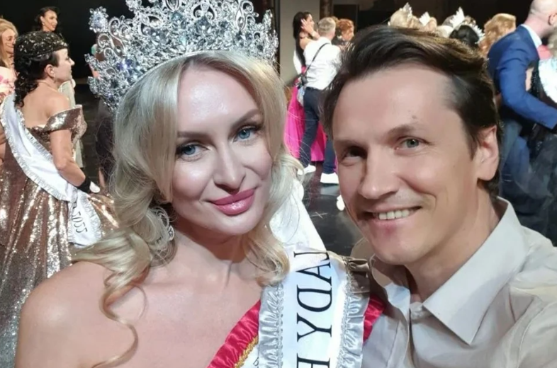 Жена звезды «Уральских пельменей» Надежда Мясникова завоевала корону на международном конкурсе Lady World 2022. В проекте принимали участие 22 красавицы из девяти стран мира.