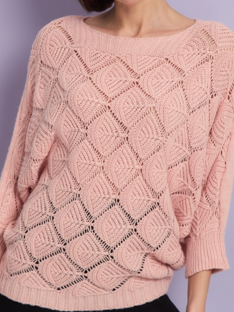 Очень симпатичный пуловер с ажурно-фактурным узором, связаный поперек