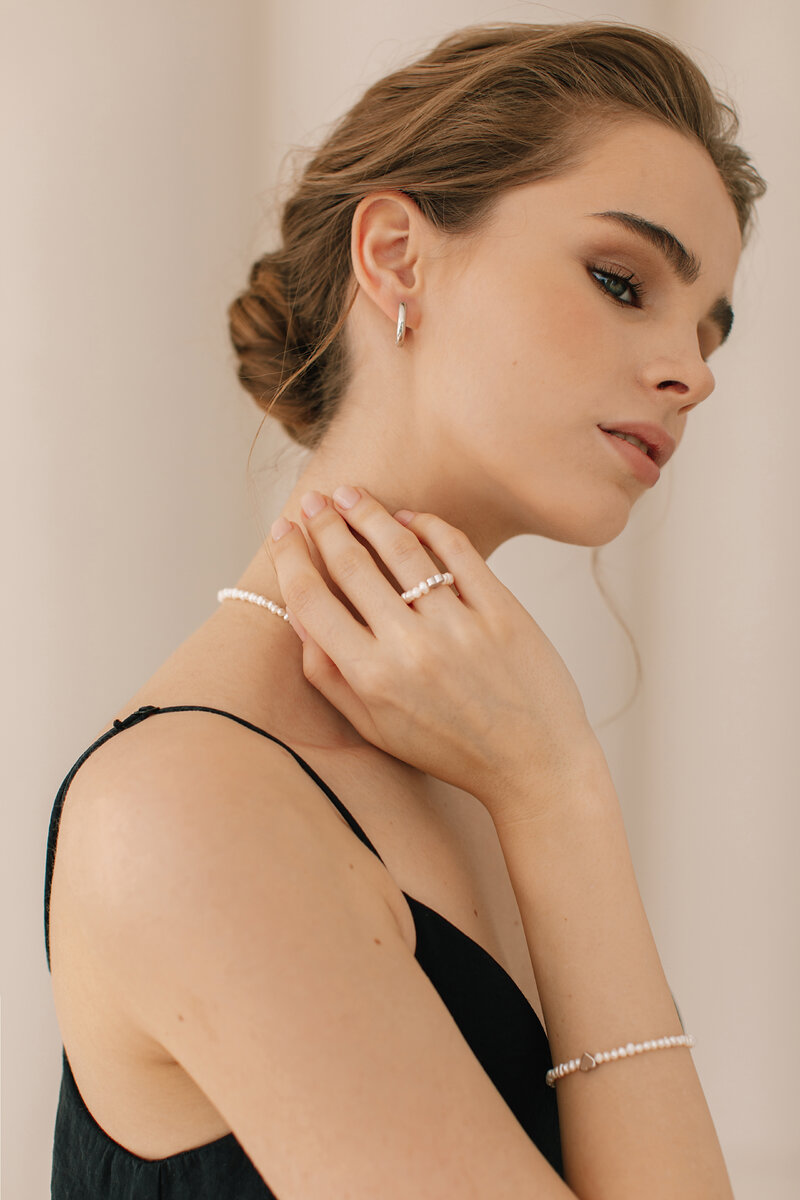 Правильно подобранные украшения на нежных участках тела выглядят одновременно изящно и сексуально