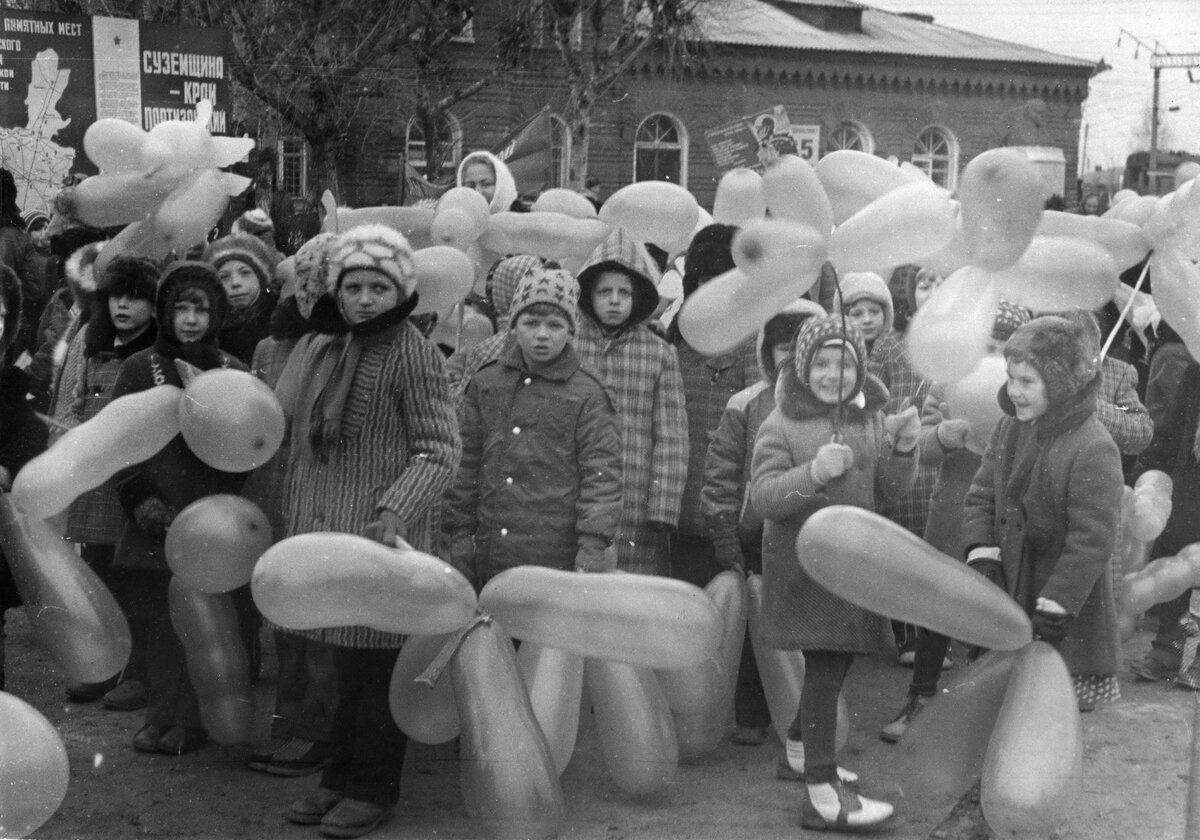 Сбор колонн на привокзальной площади, школа №2