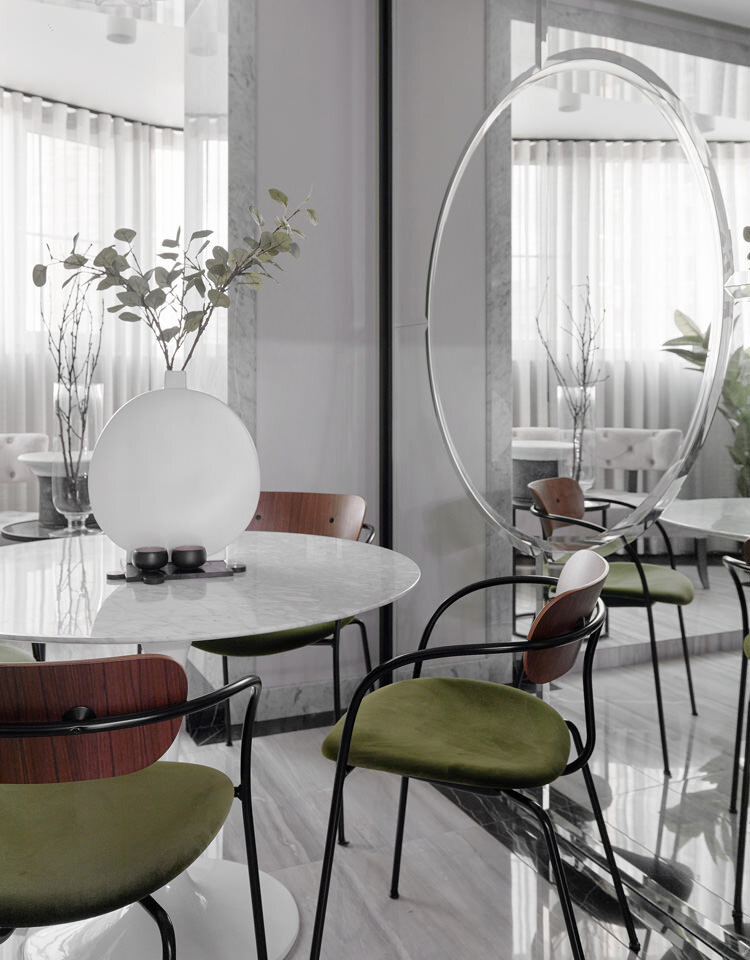 Фрагмент кухни. Увеличить пространство удалось за счёт объединения кухни с балконом. Зеркальное панно за обеденной зоной расширяет границы кухни. Сделано на заказ в компании Стекломонтаж. Стулья Pavilion куплены в Lappartement.