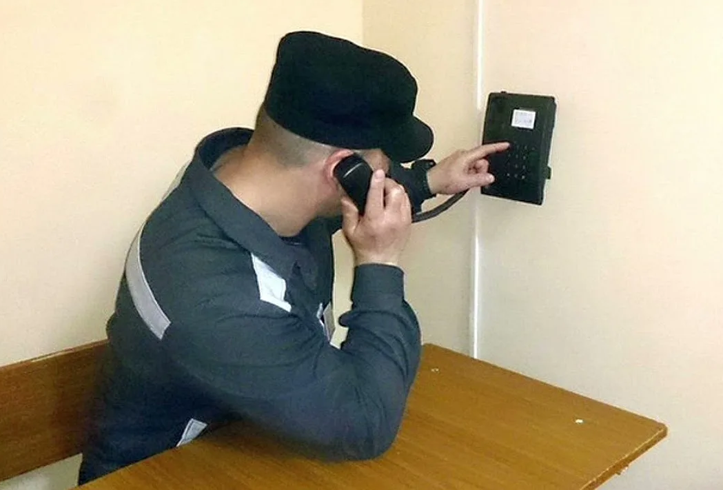 Приколы с мошенниками по телефону. Зек с телефоном. Мошенники из тюрьмы. Мошенник из колонии. Телефонный разговор колония