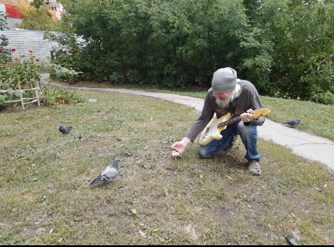 Давайте поможем музыканту найти учеников.