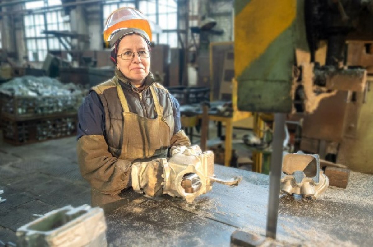    Варвара Халикова на рабочем месте в литейке.