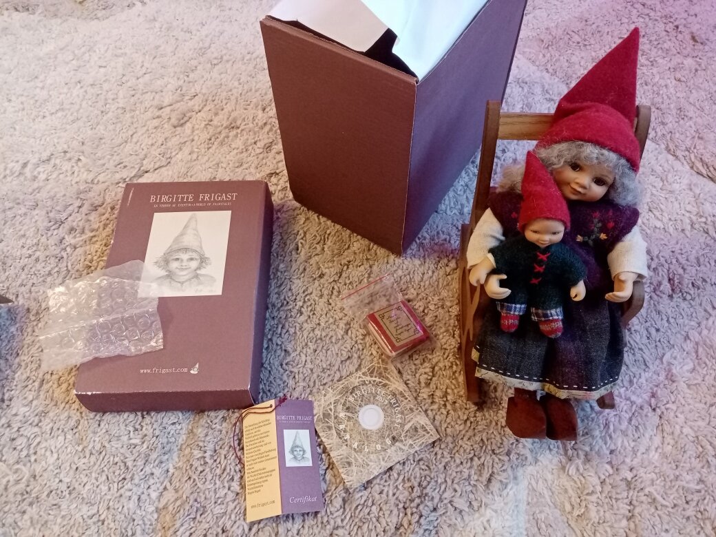 Распаковка. На 2,5-3 месяца маленькие гномики создают новогоднюю атмосферу в доме. Фото автора.